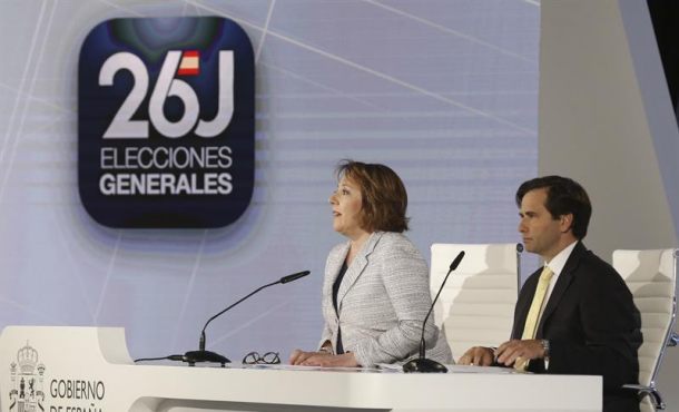 La secretaria de Estado de Comunicación, Carmen Martínez Castro, y el subsecretario de Interior, Luis Aguilera, durante la rueda de prensa que han ofrecido.. EFE