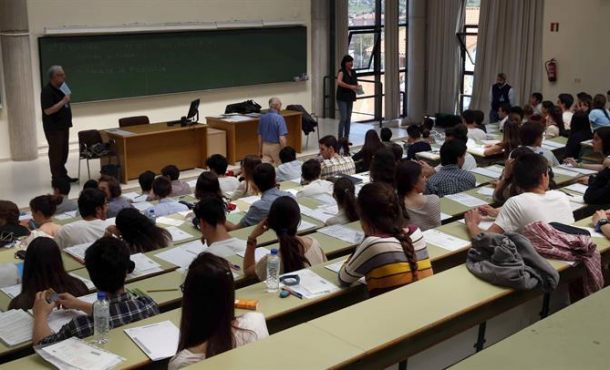 La última Selectividad del sistema universitario español comenzó hoy en Asturias y desaparecerá el curso próximo para ser sustituida por una nueva evaluación... Efe