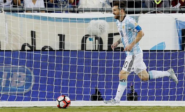Lionel Messi de Argentina celebra su gol ante de Venezuela hoy, sábado 18 de junio de 2016, en los cuartos de final de la Copa América Centenario, en (EE.UU.). EFE