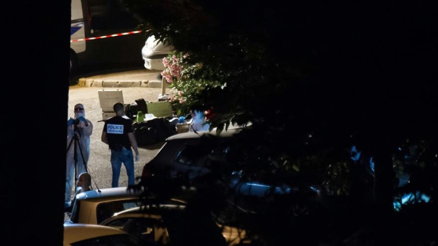 Los agentes de la policía de investigación en el escenario del crimen de Marsella esta madrugada del sábado 25 de junio 2016 en unas imágenes de Afp. Lasvocesdelpueblo.