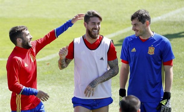 Los jugadores de la selección española Jordi Alba, Sergio Ramos (c) e Iker Casillas (d), durante el entrenamiento realizado en la Isla de Ré... Efe