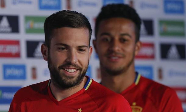 Los jugadores de la selección española, Jordi Alba (i) y Thiago Alcántara (d), a su llegada a la rueda de prensa ofrecida esta tarde en la Isla de Ré... EFE