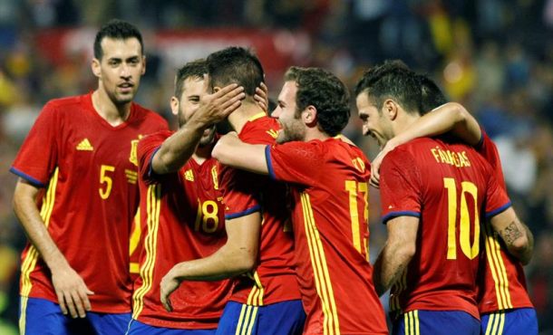 Los jugadores de la selección española celebran un gol. EFE