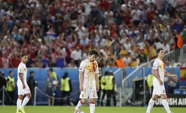 Los jugadores de la selección española, tras encajar el segundo gol durante el encuentro correspondiente a la tercera jornada del Grupo D... Efe.