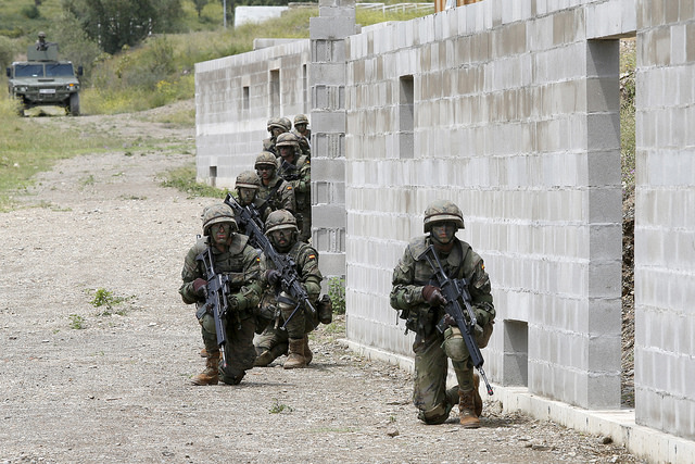 Los soldados del Ejército de Tierra de la Nación hoy en la base militar de San Clemente de Sasebas haciendo ejercicios de combate. Lasvocesdelpueblo.