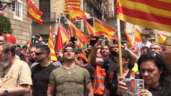 Más de 4 mil catalanes cantando en la Pl. San Jaime de Barcelona por la Unidad y respeto a España. Lasvocesdelpueblo.