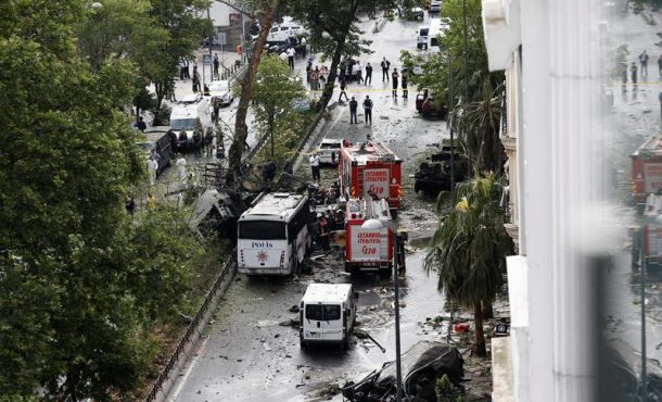 Policías y bomberos inspeccionan el lugar donde se ha producido un atentado en Estambul, este martes 7 de junio. EFE