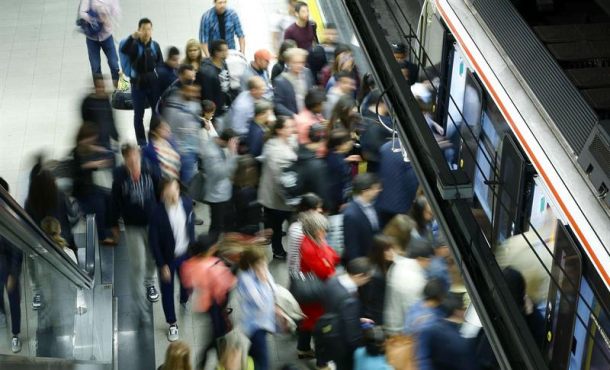 Un gran número de viajeros circulan a diario por los andenes del Metro de Madrid. Archivo Efe