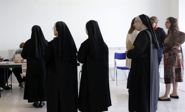 Varias monjas guardan cola para depositar su voto en un colegio de Santiago de Compostela. EFE
