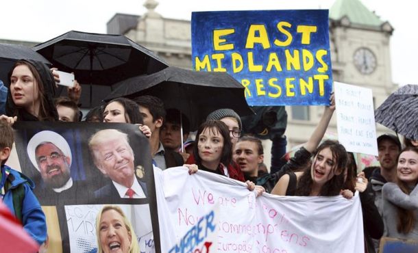Varias personas se manifiestan por la permanencia de Reino Unido en la Unión Europea en Trafalgar Square, Londres, Reino Unido hoy 28 de junio de 2016. Efe.