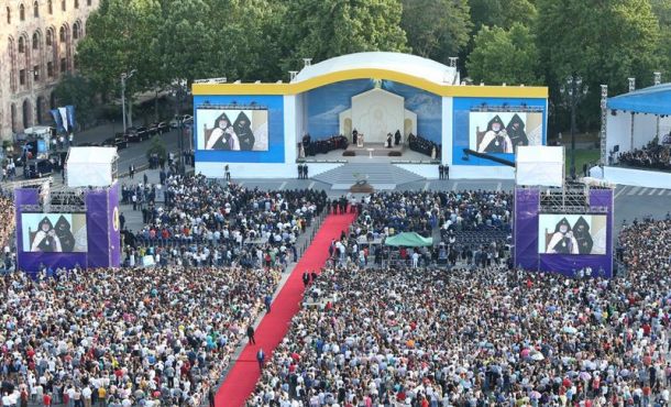 Vista general de la homilía que ofreció ayer el papa Francisco en la plaza de la República de Ereván, Armenia. EFE