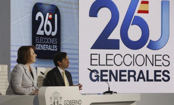 a secretaria de Estado de Comunicación, Carmen Martínez Castro, y el subsecretario de Interior, Luis Aguilera, durante la rueda de prensa en el centro de datos... EFE