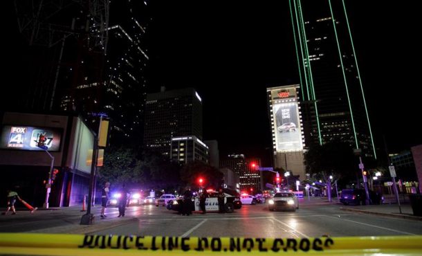 Agentes de la policía de Dallas vigilan en la esquina de Ross Avenue y Griffin street durante una manifestación contra la violencia policial hacia los negros en EEUU... EFE