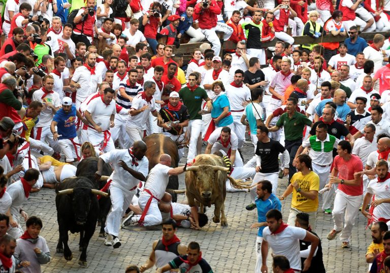Primer encierro de San Fermín 2016 rápido y limpio con una manada de Fuente Ymbro disgregada
