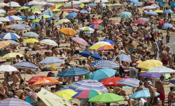Aspecto que presentaba esta mañana la playa de la Barceloneta de la capital catalana, donde los termómetros no han bajado de los 25º durante todo el fin de semana. EFE