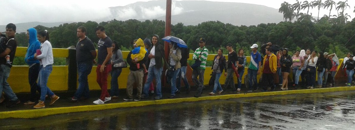 Centenares de venezolanos cruzando la frontera de su país con Colombia este sábado en busca de comida pese al mal tiempo y de las rumores del régimen chavista... Lasvocesdelpueblo.