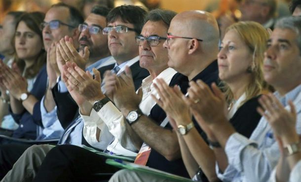 (De i a d) Los dirigente de CDC, Marta Pascal, Jordi Turull, Francesc Sánchez, Carles Puigdemont, Artur Mas, Lluís Maria Corominas, Neus Munté... Efe.
