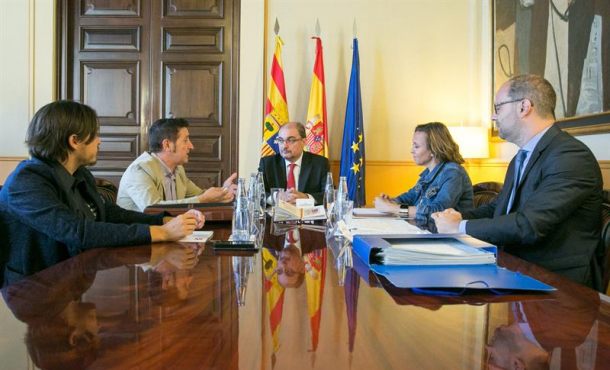 (De izda a dcha) El director general de Cultura y Patrimonio del Gobierno de Aragón, Nacho Escuín; el alcalde de Villanueva de Sijena, Ildefonso Salillas; el presidente de Aragón... Efe