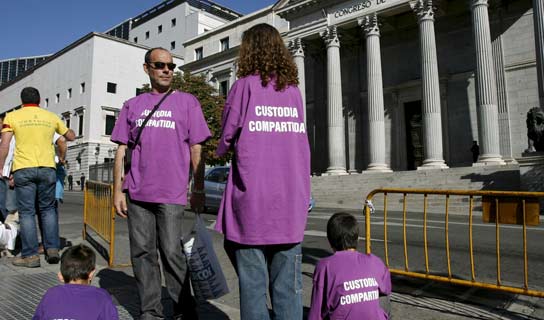 Dos padres defienden la custodia compartida en una manifestación en Madrid delante de las escaleras de Congreso de los Diputados de la patria. Archivo Efe.