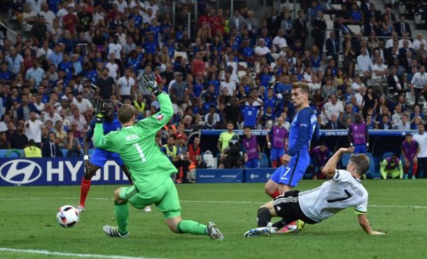 El Antoine Griezmann (c) durante la segunda semifinal de la Eurocopa de Francia en el Stade Velodrome en Marsella, Francia. EFE