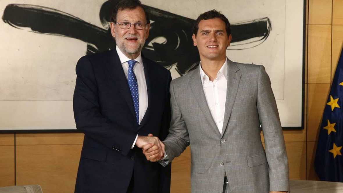 El candidato del PP a la presidencia del Gobierno de España Mariano Rajoy (i) y Albert Rivera de Ciudadanos (d) se reúnen en el Congreso de los Diputados. Efe.