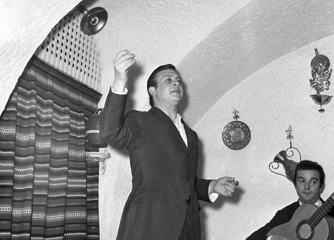 El cantaor Juan Peña 'El Lebrijano' se dedicó de pleno al cante a partir de 1964 a raíz de su triunfo en el concurso de Mairena del Alcor como cantaor. En la imagen, en una actuación de 1967 en el tablao flamenco 'El Duende' de Madrid. Archivo Efe. El cantaor Juan Peña 'El Lebrijano' se dedicó de pleno al cante a partir de 1964 a raíz de su triunfo en el concurso de Mairena del Alcor como cantaor. En la imagen, en una actuación de 1967 en el tablao flamenco 'El Duende' de Madrid. Archivo Efe.