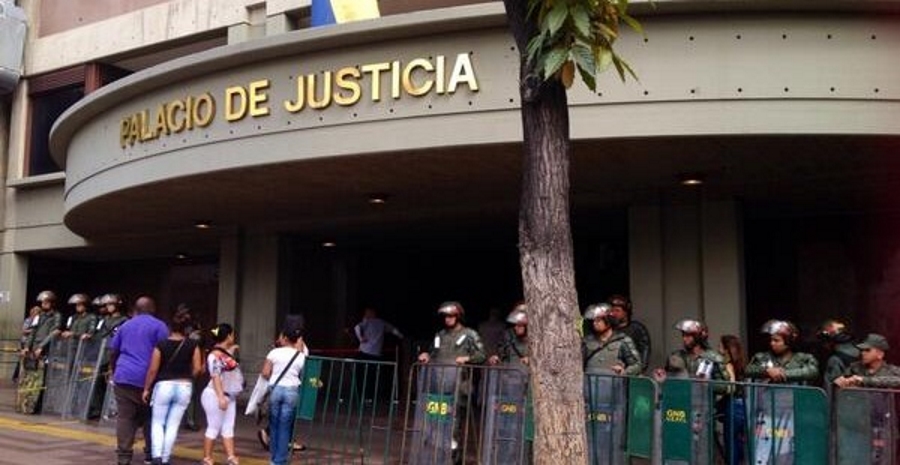 El chavismo minta la guardia y prohibe el paso a los abogados y asesores internacionales en el en Placio de Justicia de Caracas... Lasvocesdelpueblo.