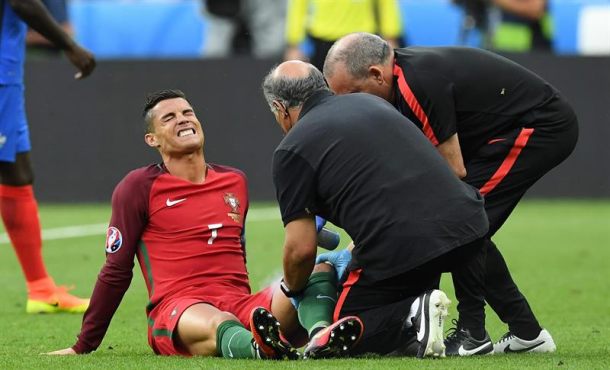 El delantero portugués Cristiano Ronaldo se lesiona en el Stade de France en Saint-Denis, Francia. EFE