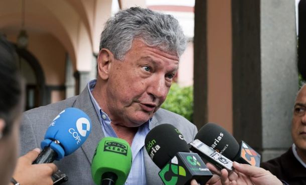 El diputado de Nueva Canarias en el Congreso, Pedro Quevedo, durante las declaraciones que ha realizado a la prensa hoy en Las Palmas. EFE