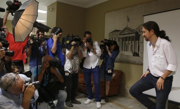 El líder de Podemos, Pablo Iglesias (d), posa para la foto del Congreso, tras formalizar su acta de diputado de la XII legislatura. efe.