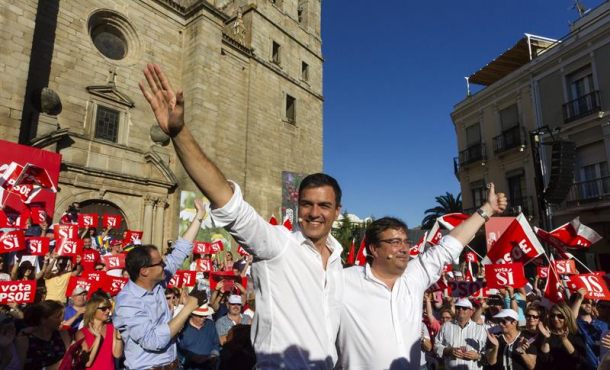 El líder del PSOE, Pedro Sánchez (i), junto al presidente extremeño, Guillermo Fernández Vara (d). EFE