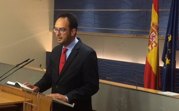 El portavoz del PSOE en el Congreso, Antonio Hernando, hoy en rueda de prensa en el Congreso de los Diputados de la patria. Lasvocesdelpueblo.