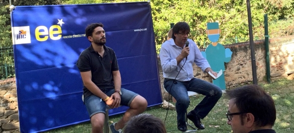 El presidente antiespañol del gobierno de JxSí, Carles Puigdemont Casamajó (d) junto al coordinador de la juventud separatista de Cataluña de CDC ayer en Barcelona. Lasvocesdelpueblo.