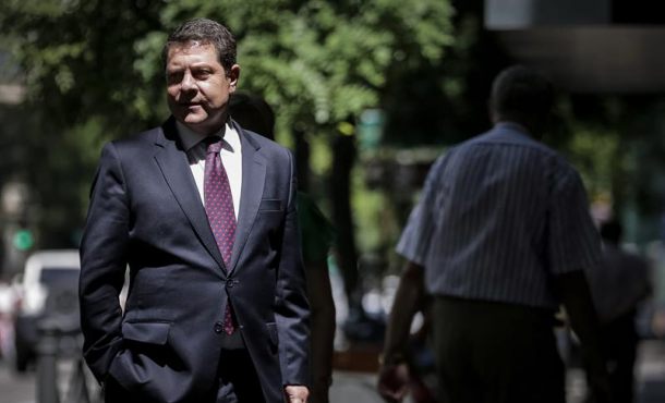 El presidente castellanomanchego, Emiliano García-Page, a su llegada a la sede del PSOE en la calle Ferraz de Madrid. EFE