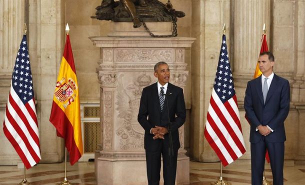 El presidente de EEUU, Barack Obama, pronuncia unas palabras tras ser recibido por el rey Felipe VI hoy en el salón de las columnas del Palacio Real, en su primera visita oficial a España. EFE