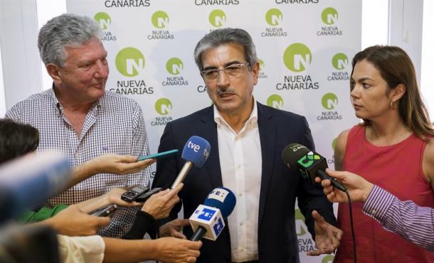 El presidente de Nueva Canarias (NC), Román Rodríguez (c), junto al diputado electo Pedro Quevedo y la senadora electa María José López,... Efe