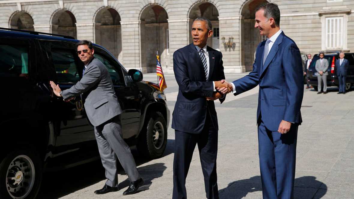 El presidente de los Estados Unidos, Barack Obama (i) junto a su Majestad el Rey Felipe VI hoy en las puertas del Palacio Real de España. Lasvocesdelpueblo.