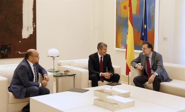 El presidente del Gobierno, Mariano Rajoy (d), conversa con el secretario general de Coalición Canaria, José Miguel Barragán (i),... EFE