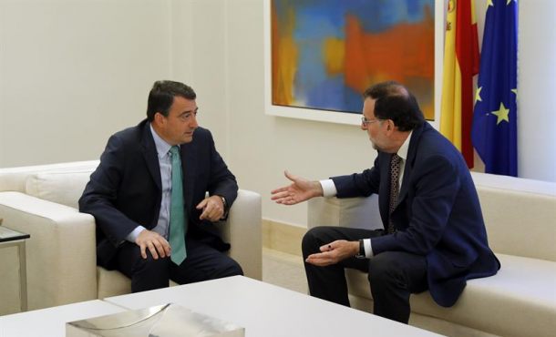 El presidente del Gobierno, Mariano Rajoy (d), durante la reunión mantenida hoy en el Palacio de La Moncloa con el portavoz del PNV en el Congreso, Aitor Esteban.. EFE