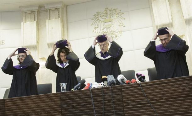 El presidente del Tribunal Constitucional de Austria, Gerhart Holzinger (2d); la vicepresidenta, Brigitte Bierlein (2i), y los miebros del tribunal, se preparan para dar su veredicto hoy... Efe
