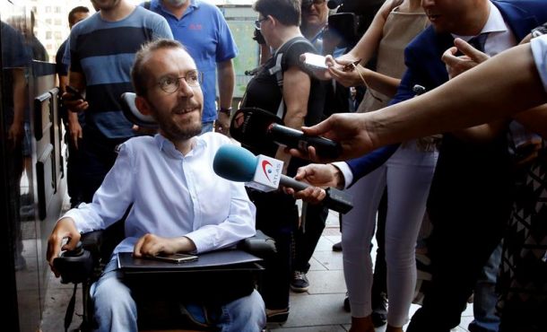 El secretario de Organización de Podemos, Pablo Echenique (i), atiende a los medios. Archivo Efe.
