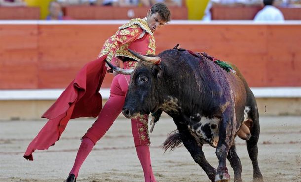 El torero Eugenio de Mora durante la Feria del Toro de San Fermín en la Plaza de Toros de Pamplona, en la que ha compartido cartel con Pepe Moral y Javier Jiménez. EFE