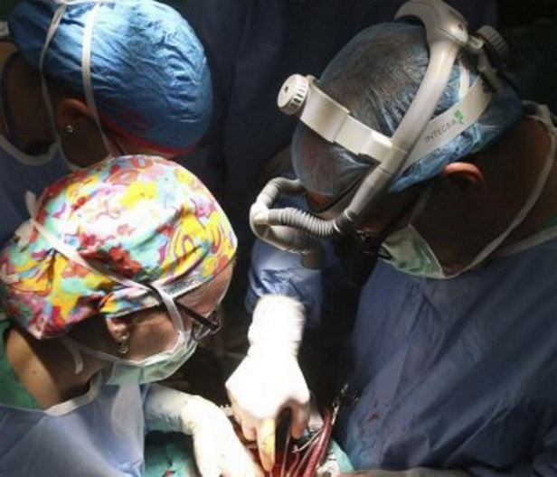 Especialistas y profesionales sanitarios españoles durante una intervención quirúrgica para salvar la vida a un paciente en un centro hospitario de España, en una imagen de Efe.