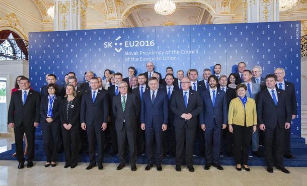 Foto de familia de los responsables europeos asistentes a la ceremonia de inicio del semestre eslovaco al frente del Consejo de la UE, hoy en Bratislava, Eslovaquia. EFE