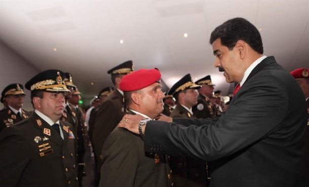 Fotografía cedida por Prensa de Miraflores del presidente de Venezuela, Nicolás Maduro (c),... EFE
