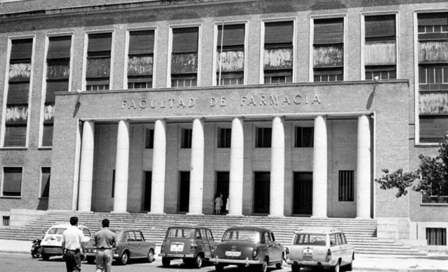 Fotografía de 1967 de la entrada principal de la Facultad de Farmacia de la Universidad Complutense de Madrid. Archivo Efe