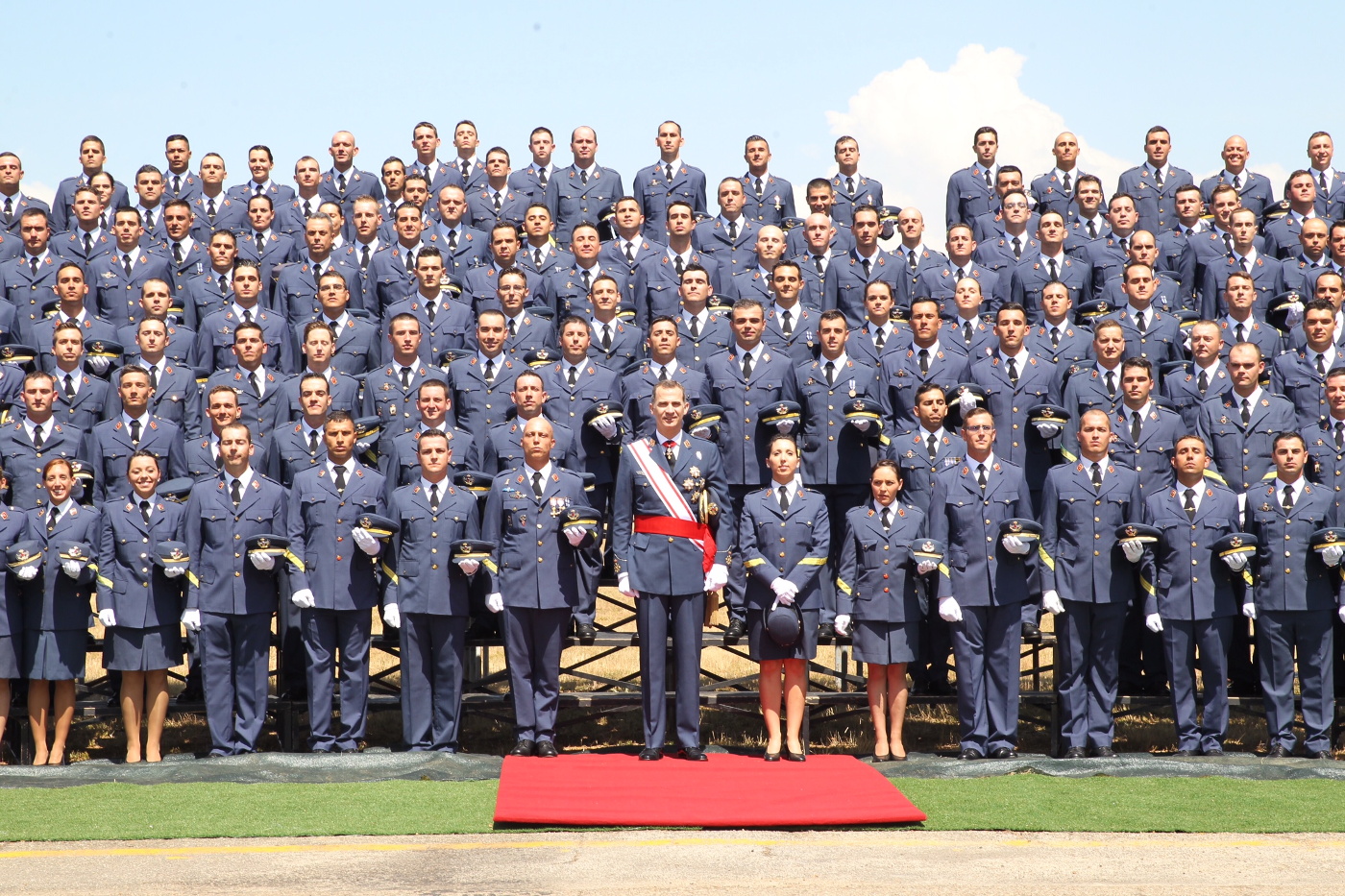 Fotografía de grupo de Su Majestad el Rey con los nuevos sargentos de la XXIV Promoción del Cuerpo General del Ejército del Aire. Lasvocesdepueblo