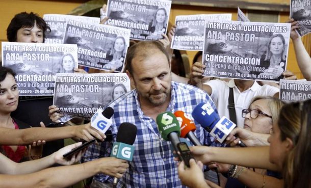 Integrantes de la Asociación Plataforma Víctimas Alvia 04155 realizan declaraciones a la prensa antes de la asamblea celebrada hoy en el Auditorio de Galia... Efe.