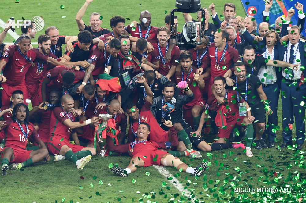 La copa de Europa en manos de Cristiano Ronado y sus compañeros de la selección portuguesa ante su primer título internacional, esta noche en el Estadio de Francia. Afp.