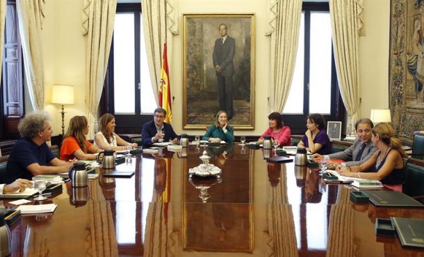 La presidenta del Congreso, Ana Pastor en la primera reunión de la Mesa de la Cámara de la XII legislatura. Junto a Pastor, los nuevos miembros de la Mesa del congreso de España. Efe